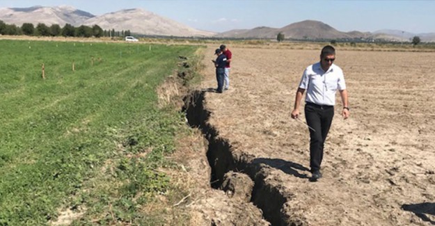 Afyonkarahisar'daki Yarıklar Halkı Tedirgin Etti