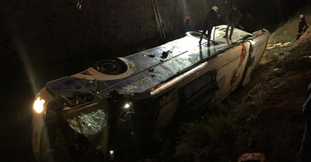 Afyonkarahisar'dan Acı Haber! Otobüs Refüje Devrildi Çok Sayıda Ölü Var
