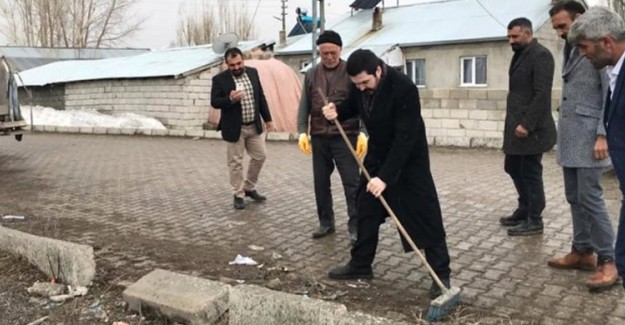 Ağrı Belediye Başkanı Savcı Sayan, Elinde Süpürge ile Sokak Temizledi
