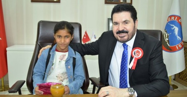 Ağrı Belediye Başkanı Savcı Sayan Koltuğunu Suriyeli Berivan'a Bıraktı
