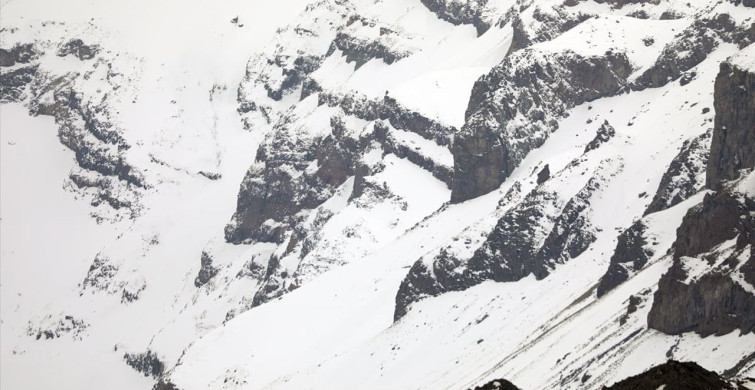 Ağrı Dağı'ndaki Cehennem Vadisi Karla Kaplandı