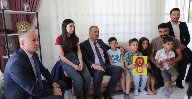 Ağrı Valisi Bozkurt, evde eğitim gören öğrencinin karne sevincine ortak oldu