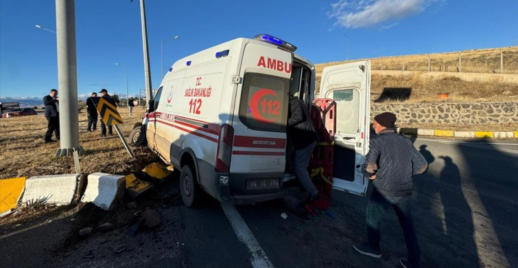 Ağrı'da Ambulans ve Kamyonet Çarpıştı: 7 Yaralı
