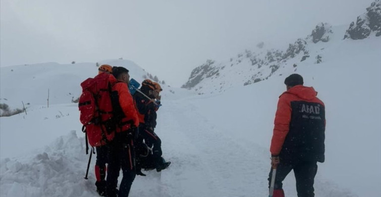 Ağrı'da Çığ Faciası: Araçta Mahsur Kalan 4 Kişi Kurtarıldı