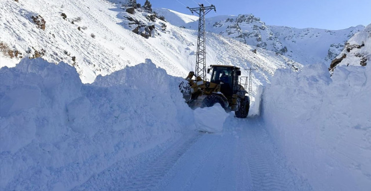 Ağrı'da Çığ Nedeniyle Kapanan Köy Yolu Yeniden Açıdı