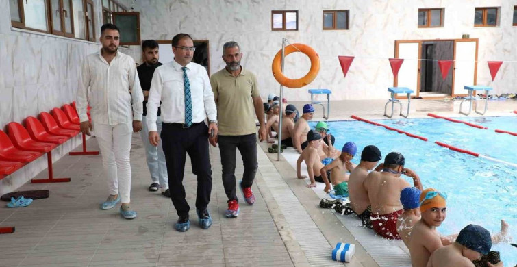 Ağrı’da çocuklar 'yüzme bilmeyen kalmasın' projesiyle havuzla buluşuyor