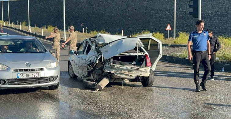Ağrı'da freni boşalan kamyonet, duraklayan otomobile çarptı: 2 yaralı