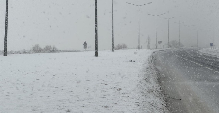 Ağrı'da Kar Yağışı Sonrası Ulaşımda Aksamalar