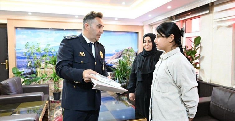 Ağrı'da Kız Çocuğunun Bayrak ve Atatürk Sevgisi