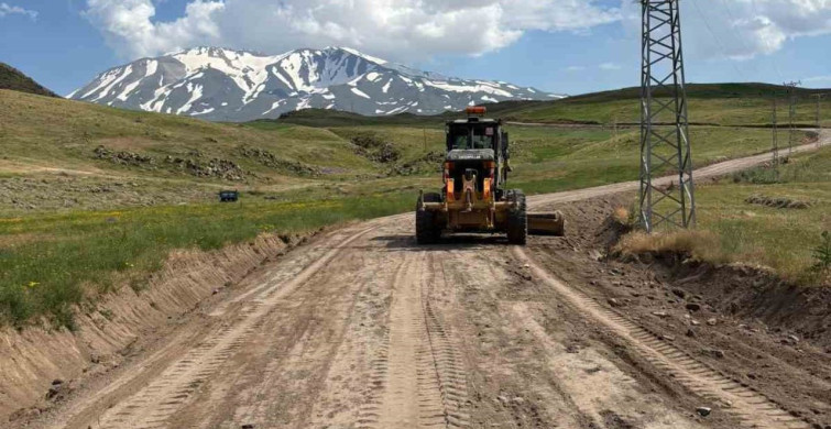 Ağrı’da köy yollarında bakım ve altyapı çalışmaları sürüyor