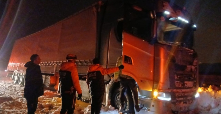 Ağrı'da Mahsur Kalan Vatandaşlara Yardım Ekipleri Yetişti