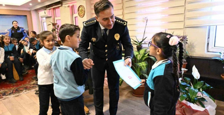 Ağrı'da Öğrencilerden Polis Haftası Ziyareti