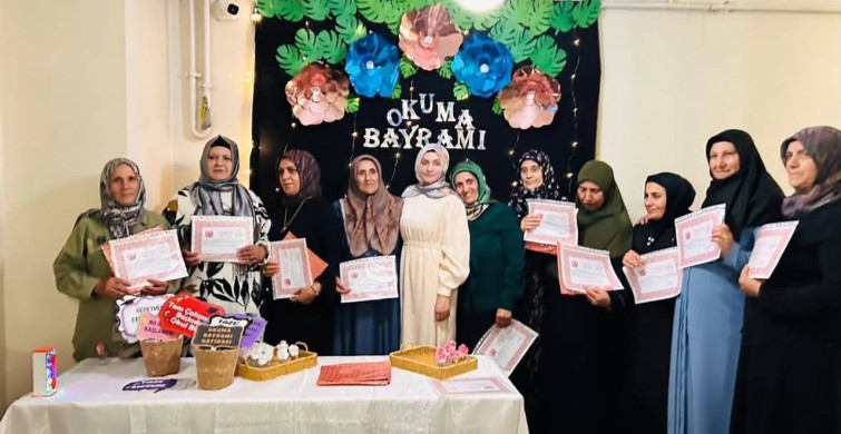 Ağrı'da okuma yazma kursunu tamamlayan kadınlar için okuma bayramı düzenlendi