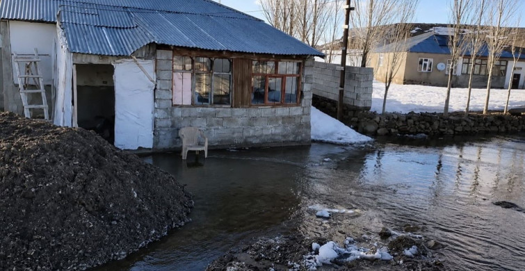 Ağrı'da Sel Felaketi: Köylüler Traktörlerle Mücadele Ediyor
