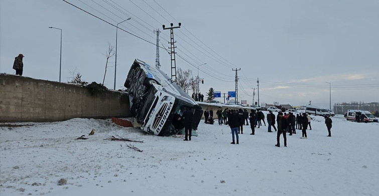 Ağrı'da Yolcu Otobüsü Devrildi: 16 Yaralı