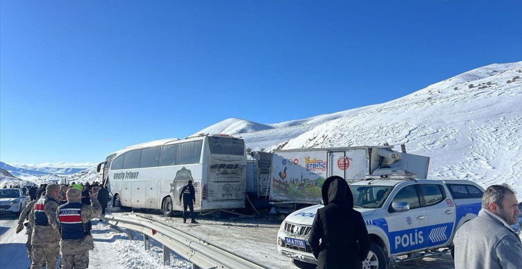 Ağrı'da Zincirleme Trafik Kazası: Bir Ölü, Beş Yaralı