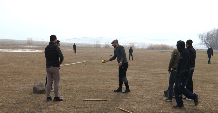 Ağrılı Gençler Kışın Geleneksel "Topa Dara" Oyunu ile Stres Atıyor