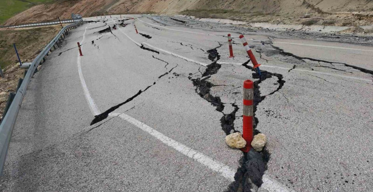 Ahlat-Malazgirt Yolunda Tehlikeli Kayma Olayı