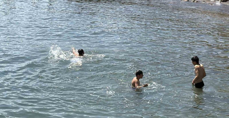 Ahlat'ta çocuklar Van Gölü'nün keyfini çıkardı