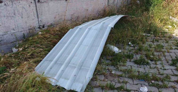 Ahlat’ta şiddetli rüzgar hortum oluşturdu, çatıları uçurdu