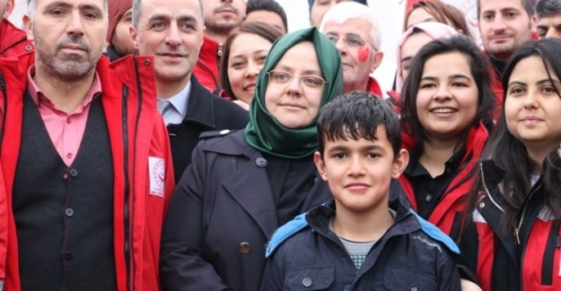 Aile Bakanı Selçuk, Depremzedelerle Bir Araya Geldi