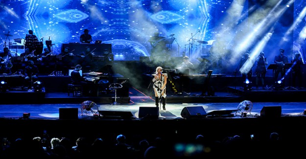  Ajda Pekkan "Paraf Halkın Yıldızları" Konserinde Sahne Aldı