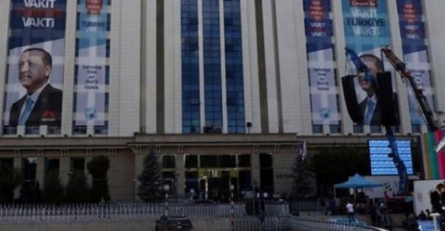 AK Parti Genel Merkezi'nde Kutlama Hazırlıkları