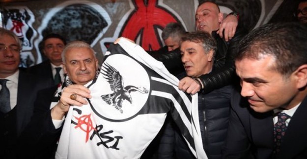 AK Parti İstanbul Adayı Binali Yıldırım, Beşiktaş'ın Taraftar Grubu Çarşı'yı Ziyaret Etti