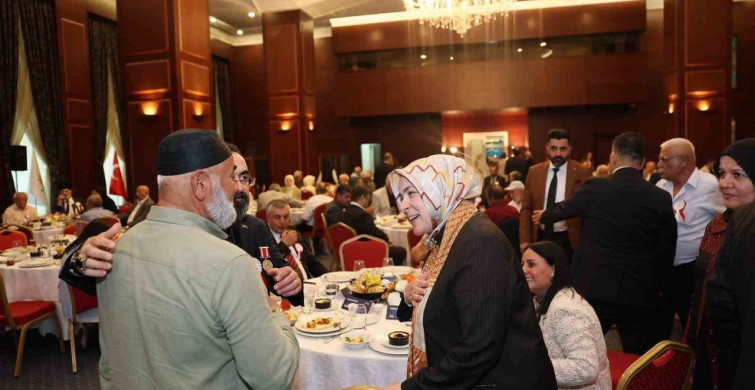 AK parti kadın kollarından anlamlı babalar günü programı: Şehit babaları ve gaziler ağırlandı