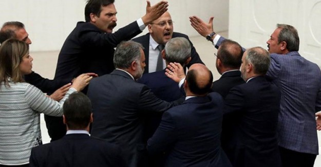AK Parti'den Ahmet Şık'a Tazminat Davası