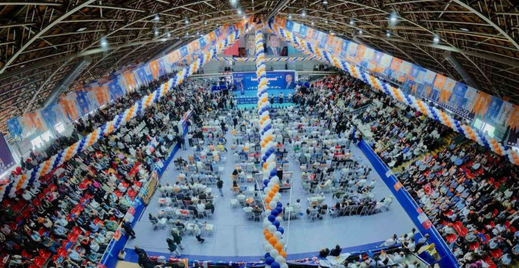 AK Parti'ye Manisa'da toplu katılım: 612 kişiye rozet takıldı