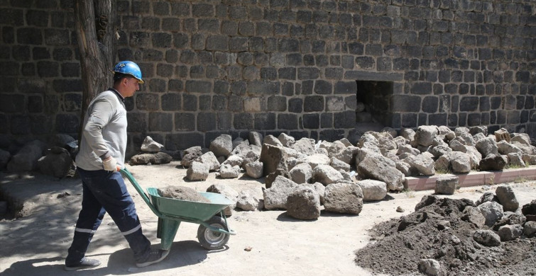 Akademisyenler Malazgirt Kalesi'nin Tarihi Dokularını Araştırıyor