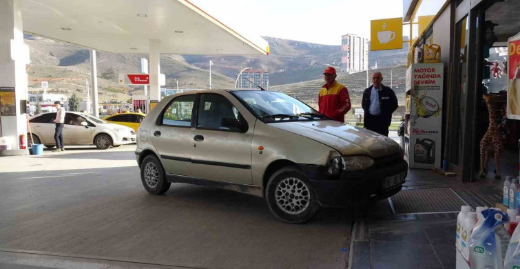 Akaryakıt İstasyonunda Şok Olay: Kasiyerle Tartışan Sürücü Aracını İstasyona Sürdü