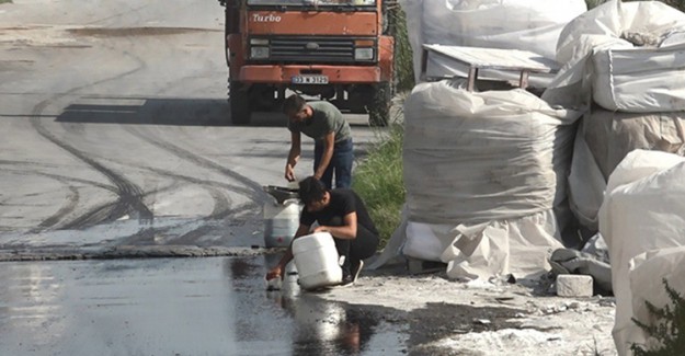 Akaryakıt Yüklü Tanker Devrilince Akan Mazotu Vatandaşlar Bidonlara Doldurdu