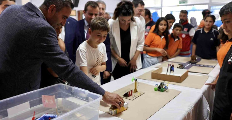 Akçadağ Belediyesi'nin desteğiyle yenilenen okul sıraları öğrencilere teslim edildi