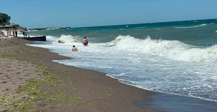 Akçakoca'da dalga boyu 2 metreyi aştı
