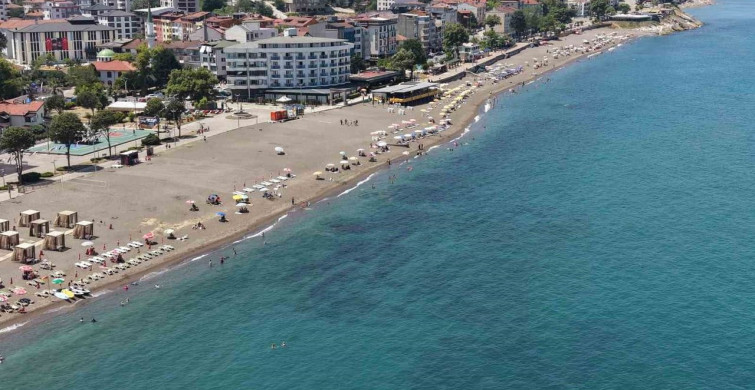 Akçakoca'da hava sıcaklığı 37 dereceyi buldu, plajlar dolup taştı