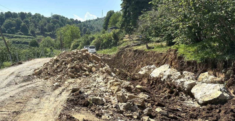 Akçakoca'da Heyelan Sonrası Taş Tahkimatı Çalışmaları Devam Ediyor