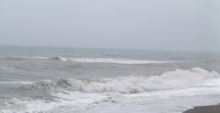 Akçakoca'da Kuvvetli Rüzgar Denizde Dalga Boyunu Yükseltti