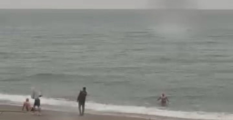 Akçakoca'da Yağmura Rağmen Denize Girenler