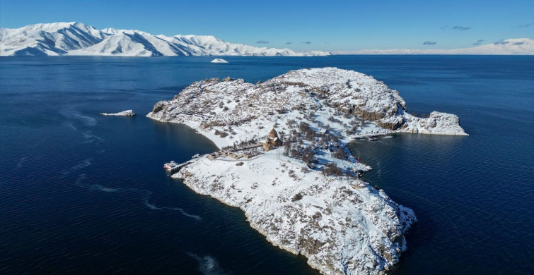 Akdamar Adası Kışın Büyüleyici Güzelliği ile Ziyaretçilerini Ağırlıyor