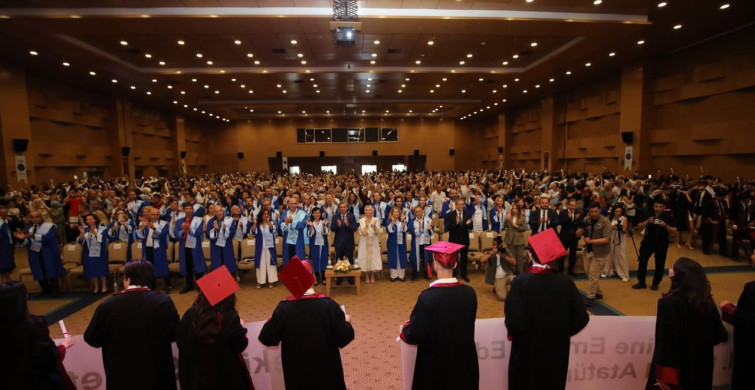 Akdeniz Üniversitesi tıp fakültesinde 238 genç hekim yemin ederek mezun oldu