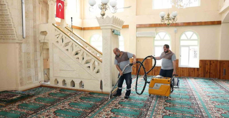 Akdeniz'de Camiler Bayram İçin Dezenfekte Edildi