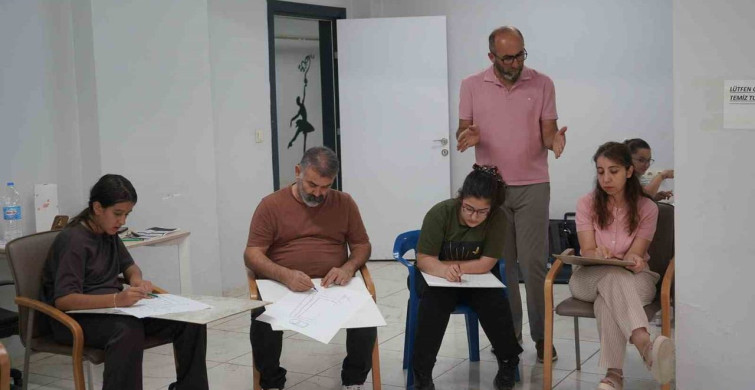 Akem’de veliler ve çocuklar aynı atölyede resim eğitimi alıyor