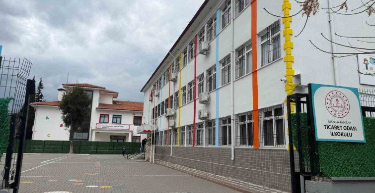 Akhisar'daki İlginç Olay: Tavan Sıvası Düşen Sınıfta Üç Öğrenci Yaralandı