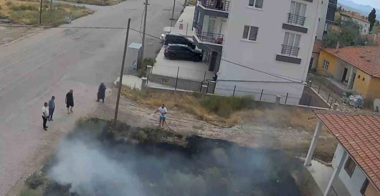 Aksaray'da çocukların maytapla çıkardığı ot yangını güvenlik kamerasında kaydedildi