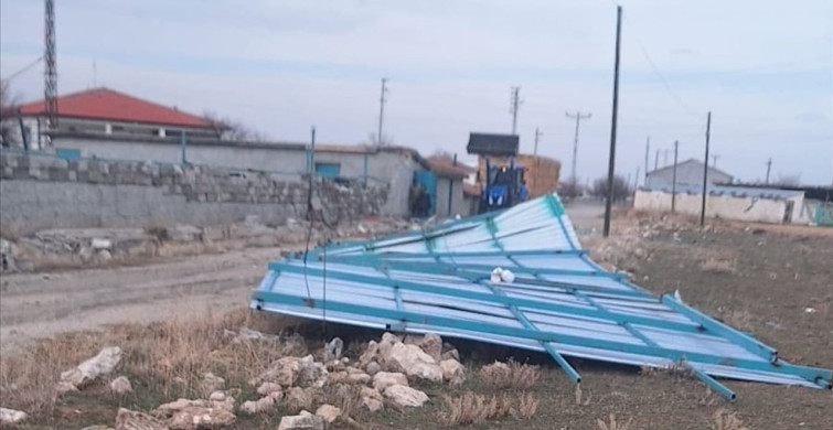 Aksaray'da Kuvvetli Rüzgar Çatı Uçurdu, Bir Kişi Ağır Yaralandı