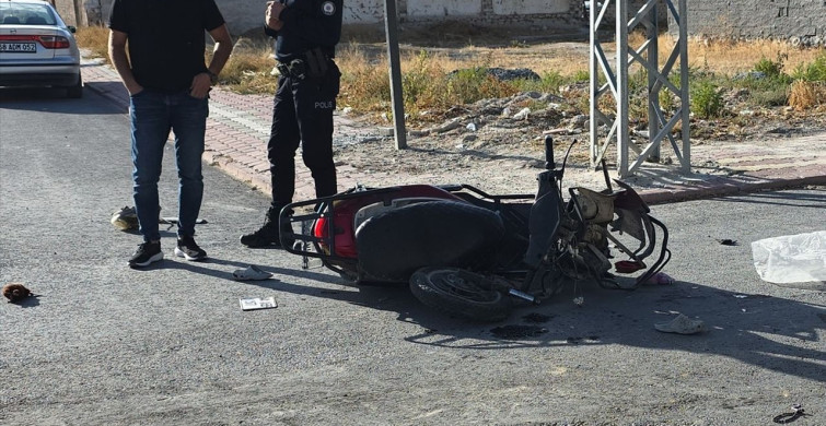 Aksaray'da Motosiklet ile Panelvan Çarpıştı: 3 Kişi Yaralı