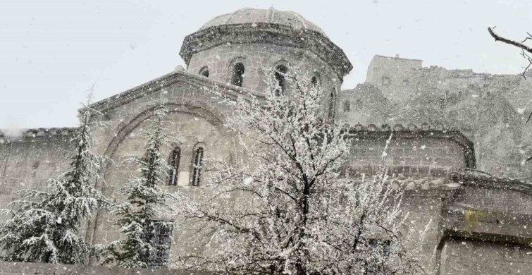 Aksaray’da Nisan Ayında Kar Yağışı