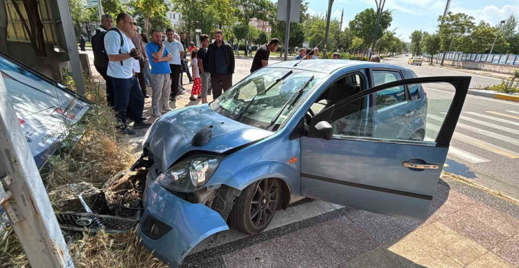 Aksaray'da otomobil kaldırıma çıkarak reklam tabelasına çarptı: 2 yaralı